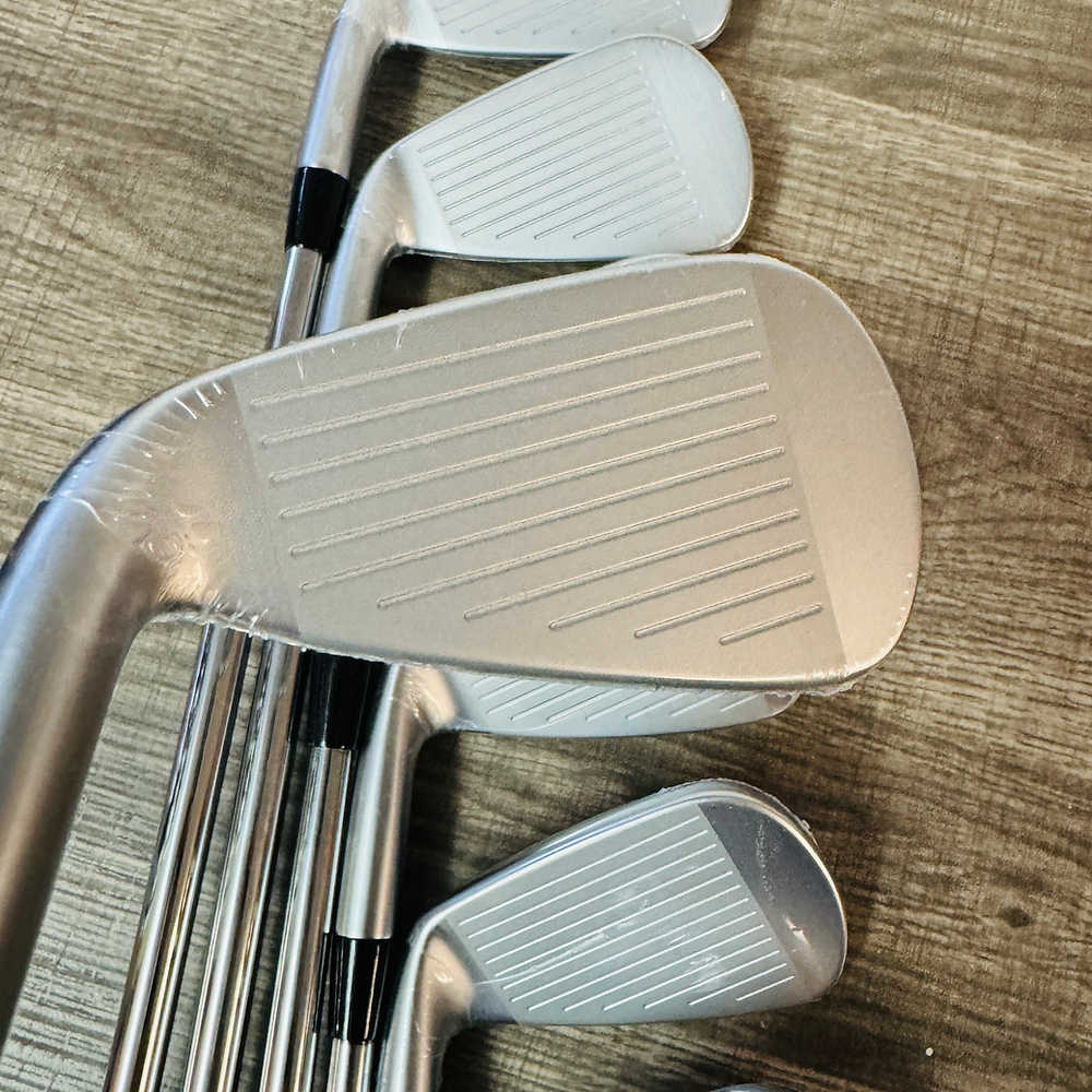 JPX 925 Hot Metal Pro Iron Set 4-P / Dynamic Gold a 105, Stif